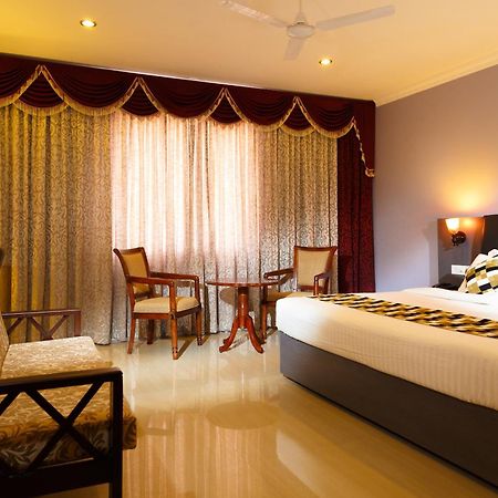 Hotel Gopalapuram International Pollāchi Kültér fotó
