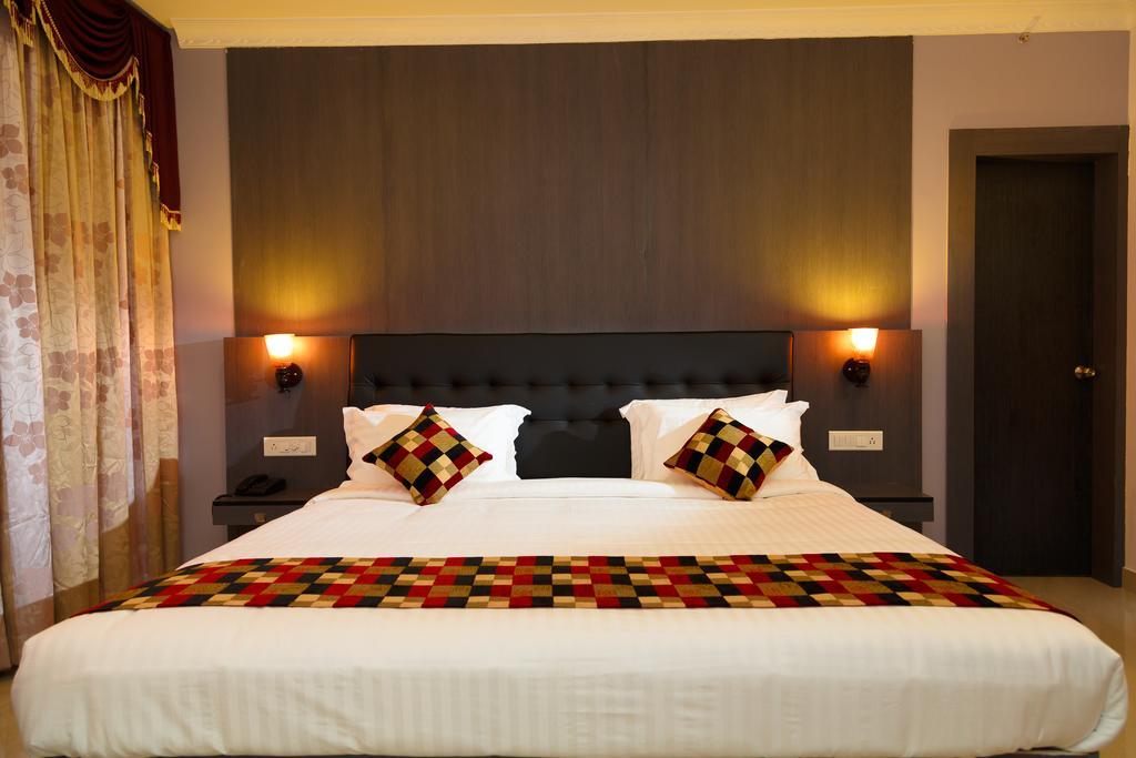 Hotel Gopalapuram International Pollāchi Kültér fotó