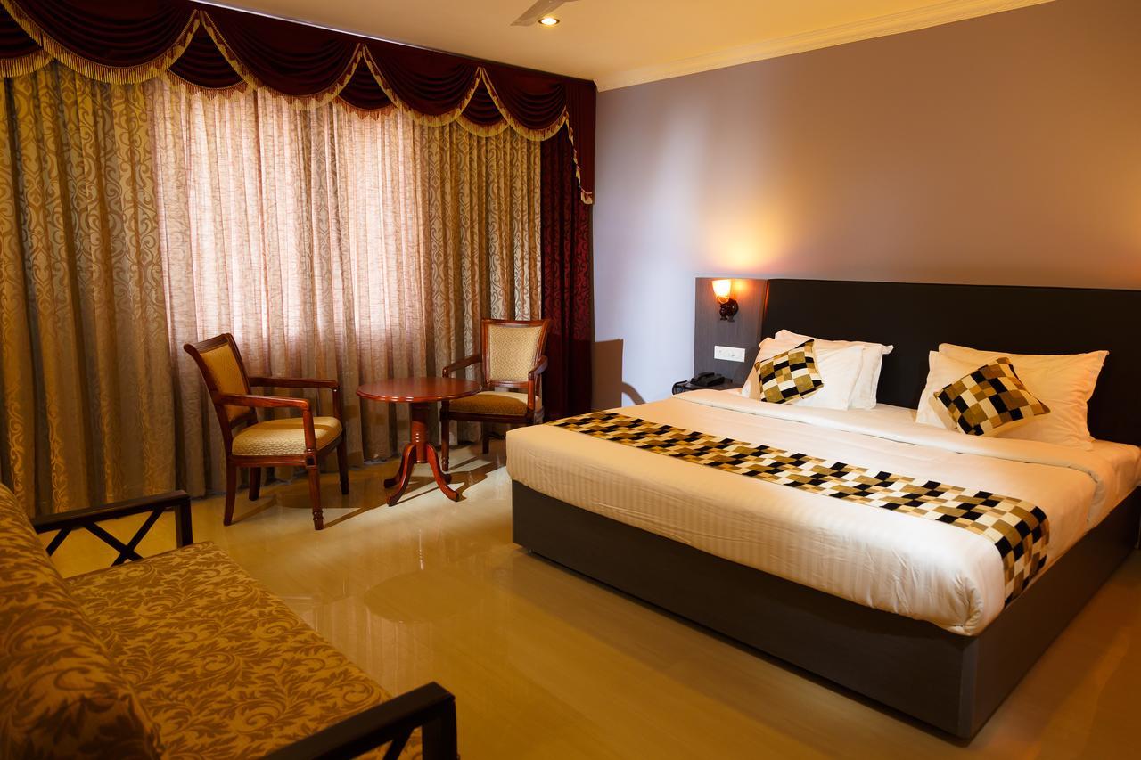 Hotel Gopalapuram International Pollāchi Kültér fotó